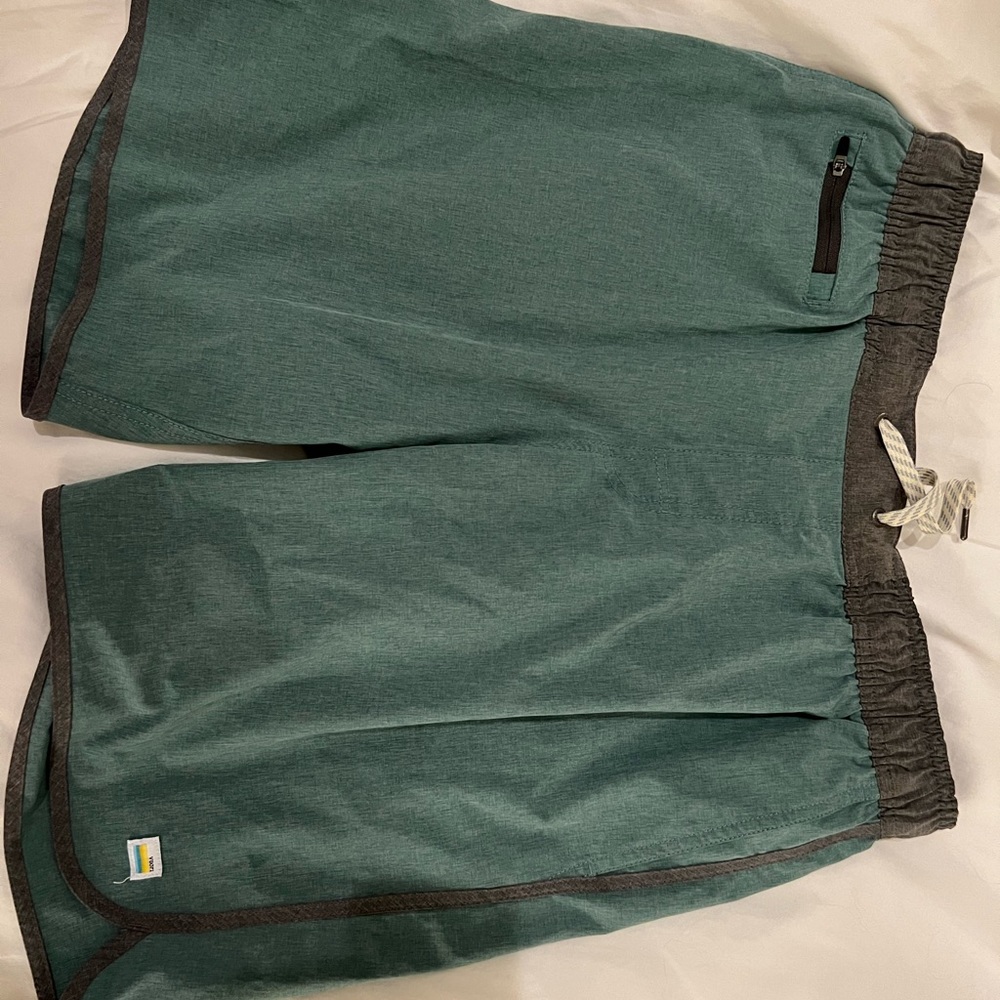 Vuori Mens Shorts Large